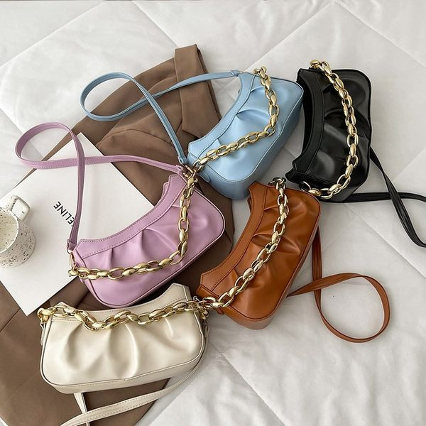 Γυναικεία τσάντα από οικολογικό δέρμα με μεταλλική αλυσίδα και φερμουάρ