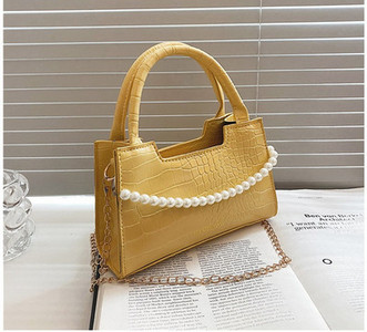 Κομψή γυναικεία τσάντα με διακοσμητικές πέρλες και μεταλλικό χερούλι