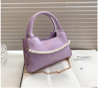 Κομψή γυναικεία τσάντα με διακοσμητικές πέρλες και μεταλλικό χερούλι