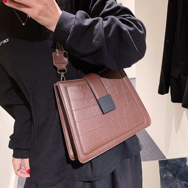 Нов модел дамска твърда чанта от релефна еко кожа