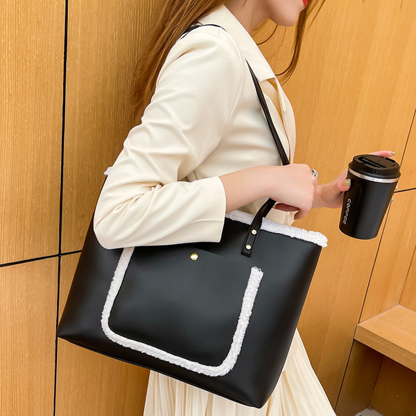 Γυναικεία καθημερινή τσάντα από οικολογικό δέρμα με μπροστινή τσέπη