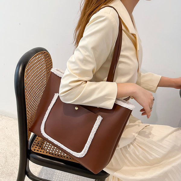 Γυναικεία καθημερινή τσάντα από οικολογικό δέρμα με μπροστινή τσέπη