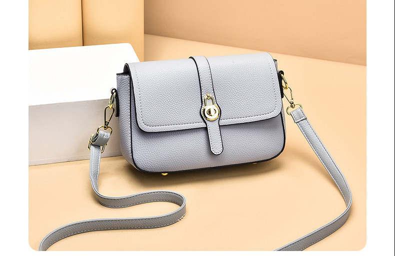 Стилна дамска чанта с катарама изчистен модел