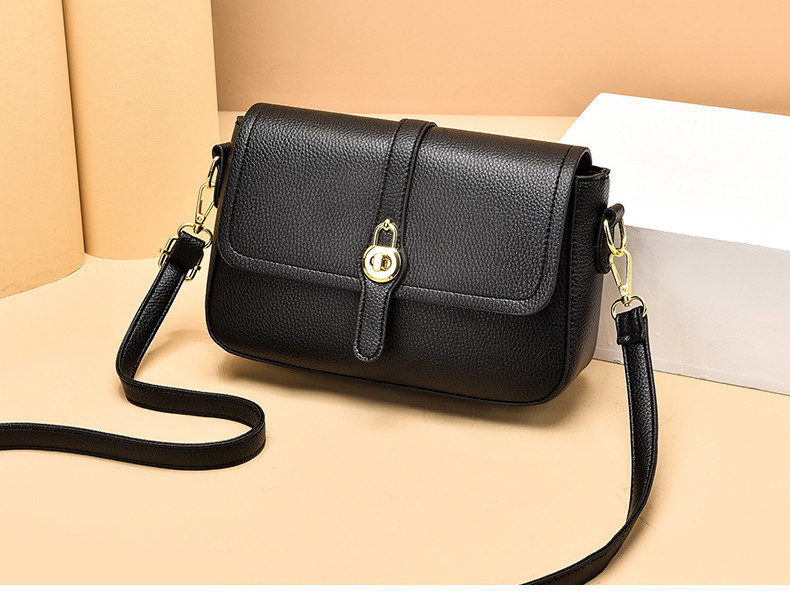 Стилна дамска чанта с катарама изчистен модел