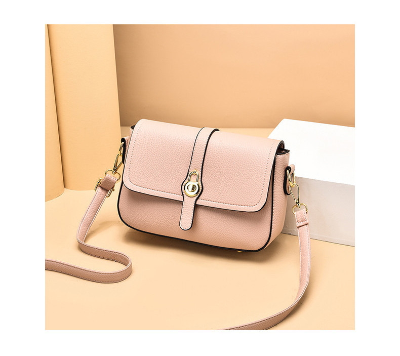 Стилна дамска чанта с катарама изчистен модел