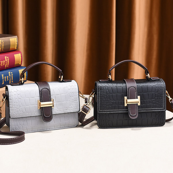 Дамска кожена чанта с метално закопчаване с две дръжки 