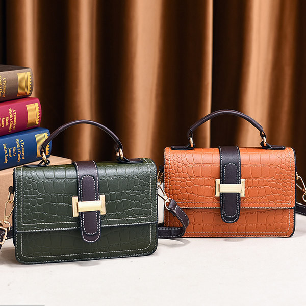 Дамска кожена чанта с метално закопчаване с две дръжки 