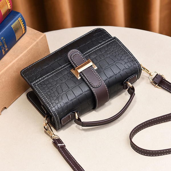 Дамска кожена чанта с метално закопчаване с две дръжки 