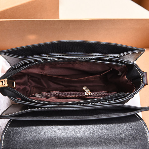 Дамска кожена чанта с метално закопчаване с две дръжки 