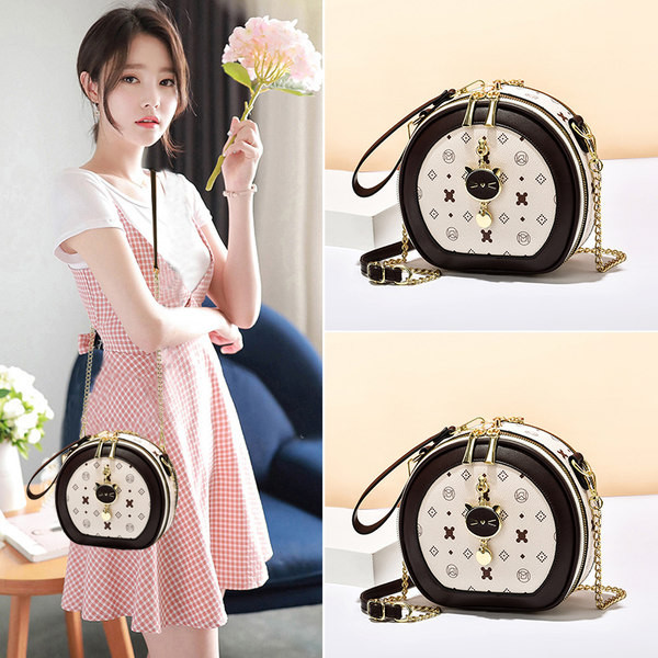 Moderna mala torbica okruglog oblika s metalnim ukrasom