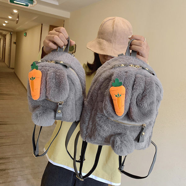 Ženska puhasta torba s patentnim zatvaračem i 3D elementom