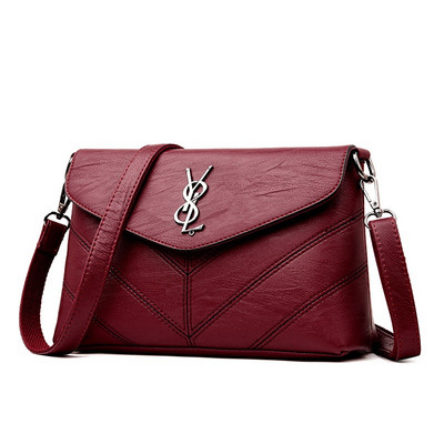 Γυναικεία τσάντα από οικολογικό δέρμα με μεταλλική διακόσμηση