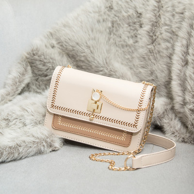 Μοντέρνα γυναικεία έκο δερμάτινη τσάντα με μεταλλική αλυσίδα και κούμπωμα