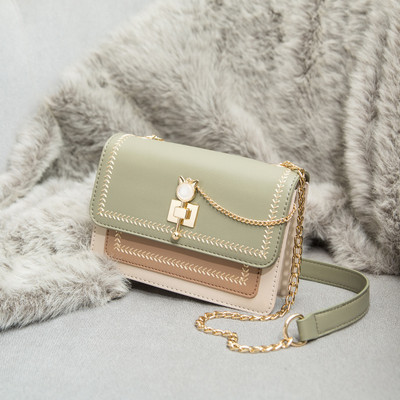 Μοντέρνα γυναικεία έκο δερμάτινη τσάντα με μεταλλική αλυσίδα και κούμπωμα