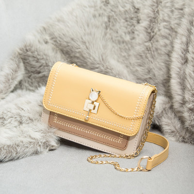 Μοντέρνα γυναικεία έκο δερμάτινη τσάντα με μεταλλική αλυσίδα και κούμπωμα