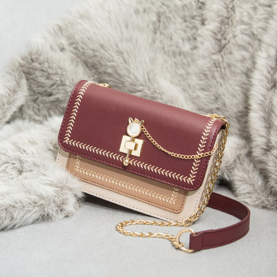 Μοντέρνα γυναικεία έκο δερμάτινη τσάντα με μεταλλική αλυσίδα και κούμπωμα