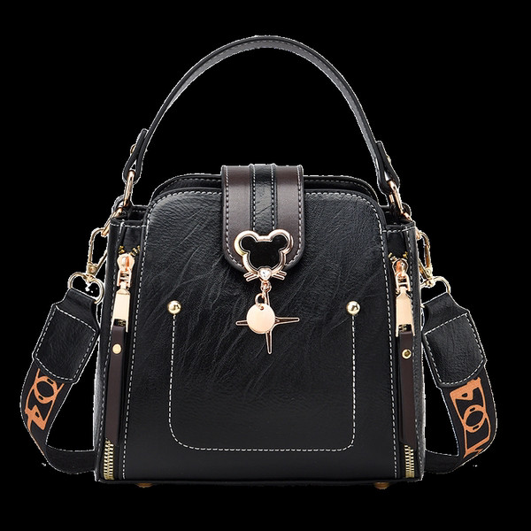 Νέο μοντέλο γυναικεία τετράγωνη τσάντα με μεταλλική διακόσμηση