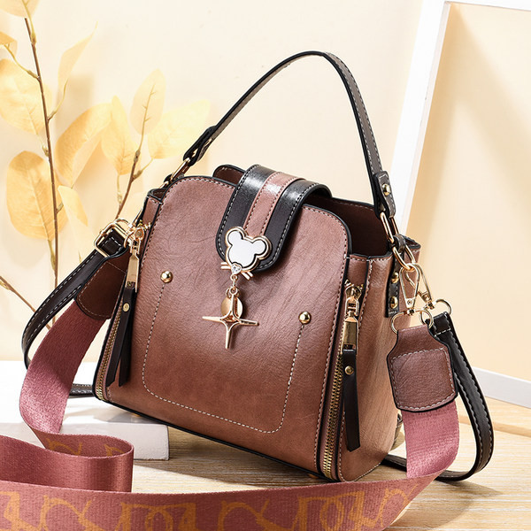 Νέο μοντέλο γυναικεία τετράγωνη τσάντα με μεταλλική διακόσμηση