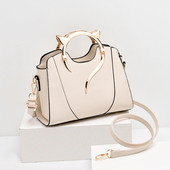 Κομψή γυναικεία τσάντα με μεταλλική λαβή σε σχήμα κεφαλιού γάτας