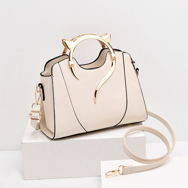 Κομψή γυναικεία τσάντα με μεταλλική λαβή σε σχήμα κεφαλιού γάτας