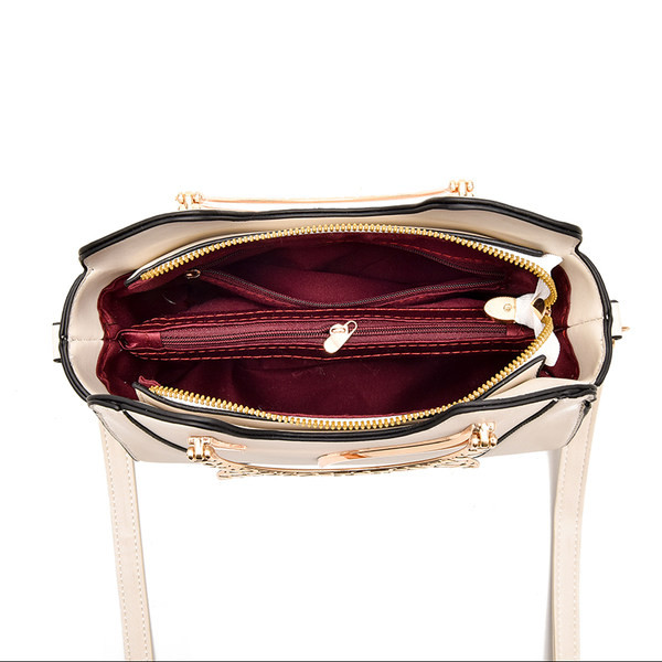 Κομψή γυναικεία τσάντα με μεταλλική λαβή σε σχήμα κεφαλιού γάτας