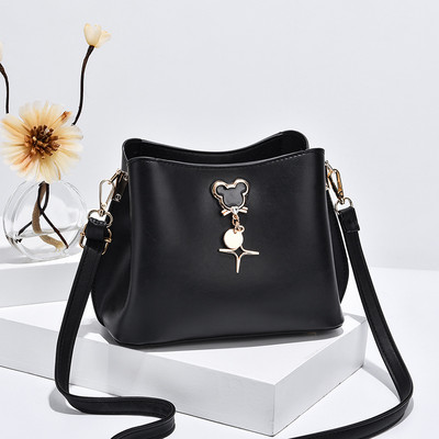 Mala ženska torba sa metalnim ukrasom i duga torba