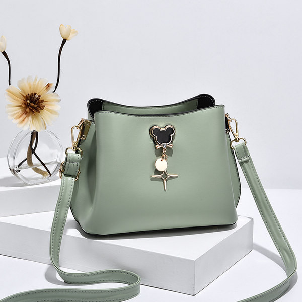 Mala ženska torba sa metalnim ukrasom i duga torba