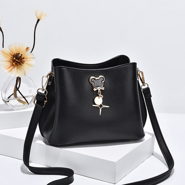 Mala ženska torba sa metalnim ukrasom i duga torba