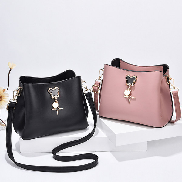 Mala ženska torba sa metalnim ukrasom i duga torba