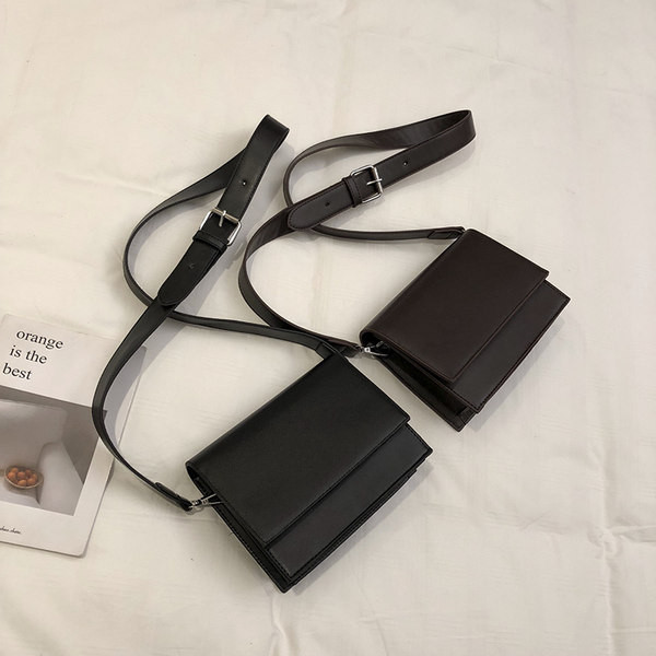 Μοντέρνα γυναικεία τσάντα από οικολογικό δέρμα με μακρύ ρυθμιζόμενο χερούλι