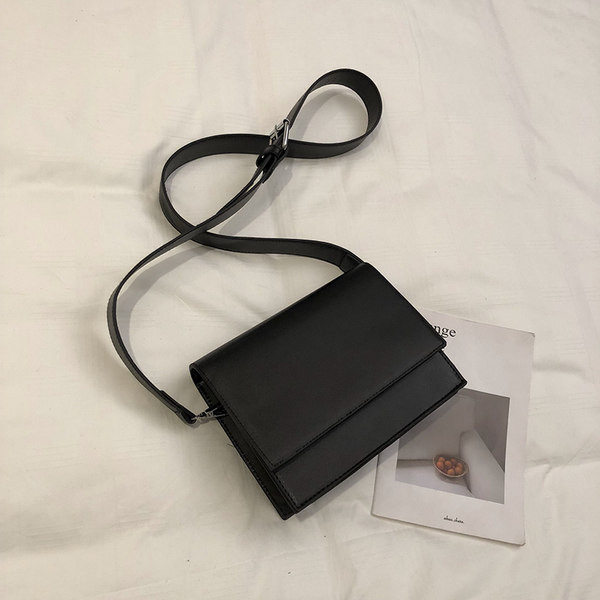 Μοντέρνα γυναικεία τσάντα από οικολογικό δέρμα με μακρύ ρυθμιζόμενο χερούλι