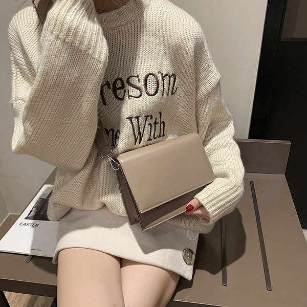 Μοντέρνα γυναικεία τσάντα από οικολογικό δέρμα με μακρύ ρυθμιζόμενο χερούλι