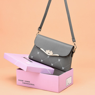 Дамска чанта от еко кожа с метална декорация -няколко цвята