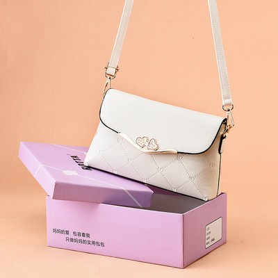 Дамска чанта от еко кожа с метална декорация -няколко цвята