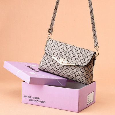 Дамска чанта от еко кожа с метална декорация -няколко цвята