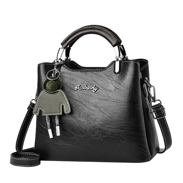 Μοντέρνα έκο δερμάτινη τσάντα με μενταγιόν