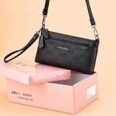 Γυναικεία μικρή τσάντα από τεχνητό δέρμα με επιγραφή