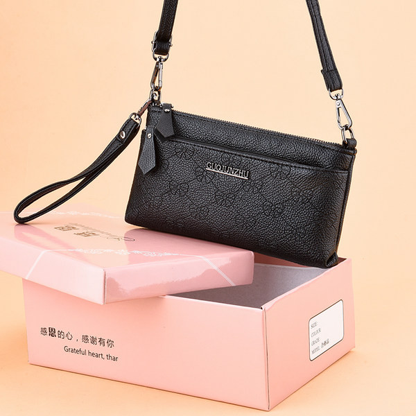 Γυναικεία μικρή τσάντα από τεχνητό δέρμα με επιγραφή