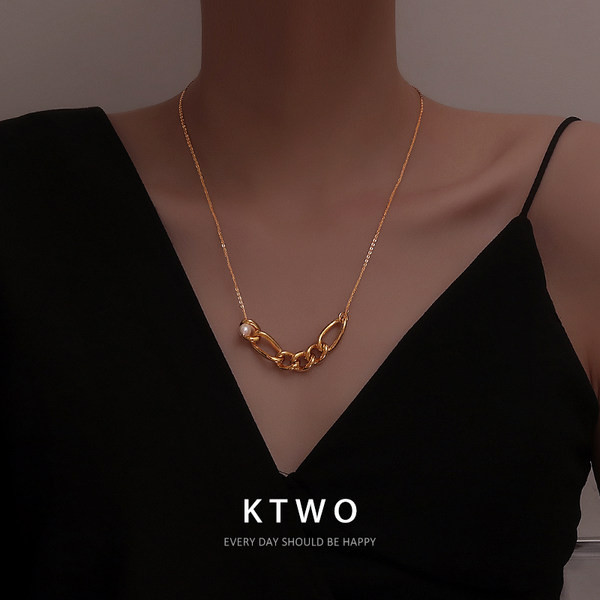 Ženska zlatna ogrlica sa ukrasom - biserni lančić