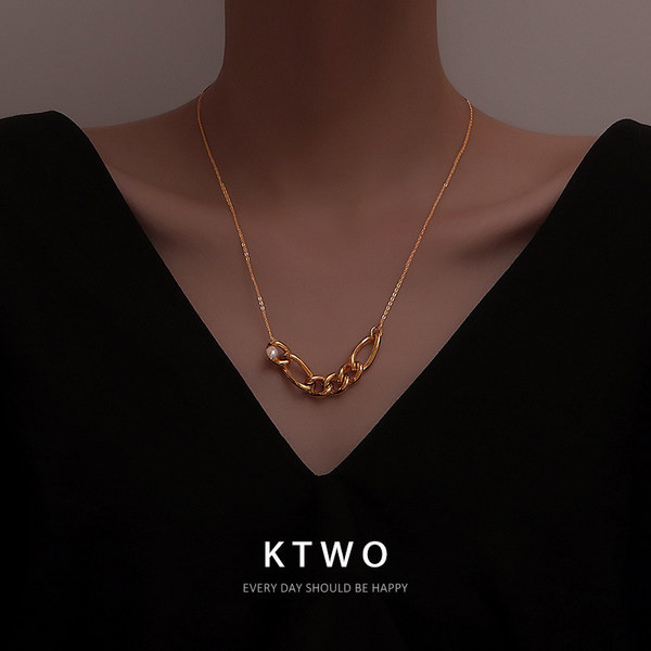 Ženska zlatna ogrlica sa ukrasom - biserni lančić