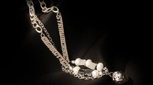 Κομψό γυναικείο κολιέ με ατσάλινο μενταγιόν