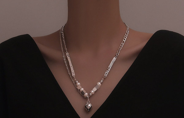 Κομψό γυναικείο κολιέ με ατσάλινο μενταγιόν