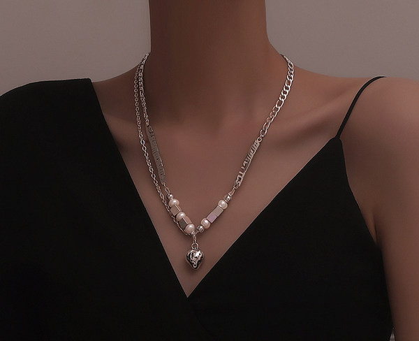 Κομψό γυναικείο κολιέ με ατσάλινο μενταγιόν
