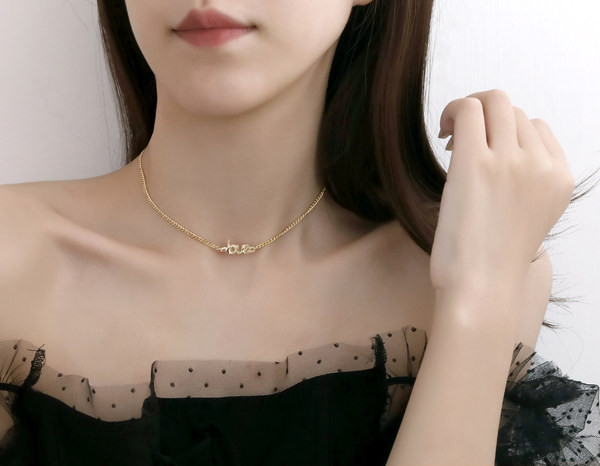 Ženska moderna ogrlica sa kamenčićima