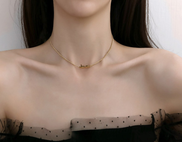 Ženska moderna ogrlica sa kamenčićima