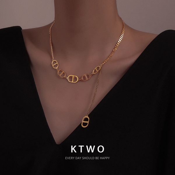 Μοντέρνο γυναικείο κολιέ σε χρυσό χρώμα με μενταγιόν