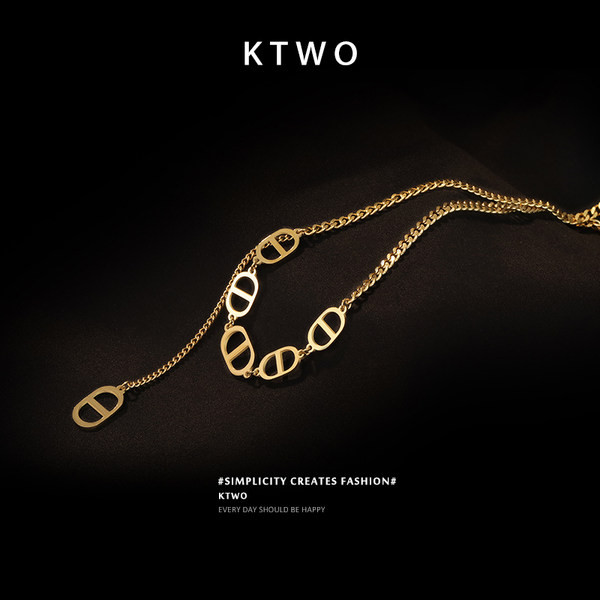 Μοντέρνο γυναικείο κολιέ σε χρυσό χρώμα με μενταγιόν