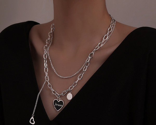 Γυναικείο κολιέ με εγχάρακτη επιγραφή σε ασημί χρώμα