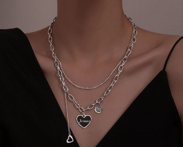 Γυναικείο κολιέ με εγχάρακτη επιγραφή σε ασημί χρώμα