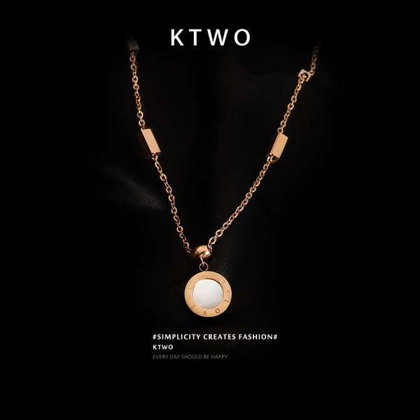 Модерно златисто колие с висулка